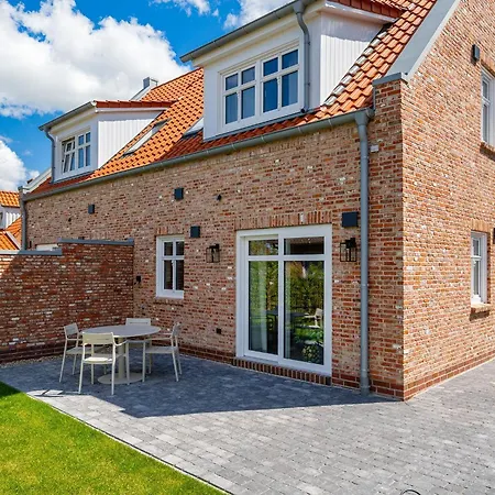 Holiday home Hafenkiste 3, Neu In Zentraler Lage Mit Garten, 2 Baeder Greetsiel